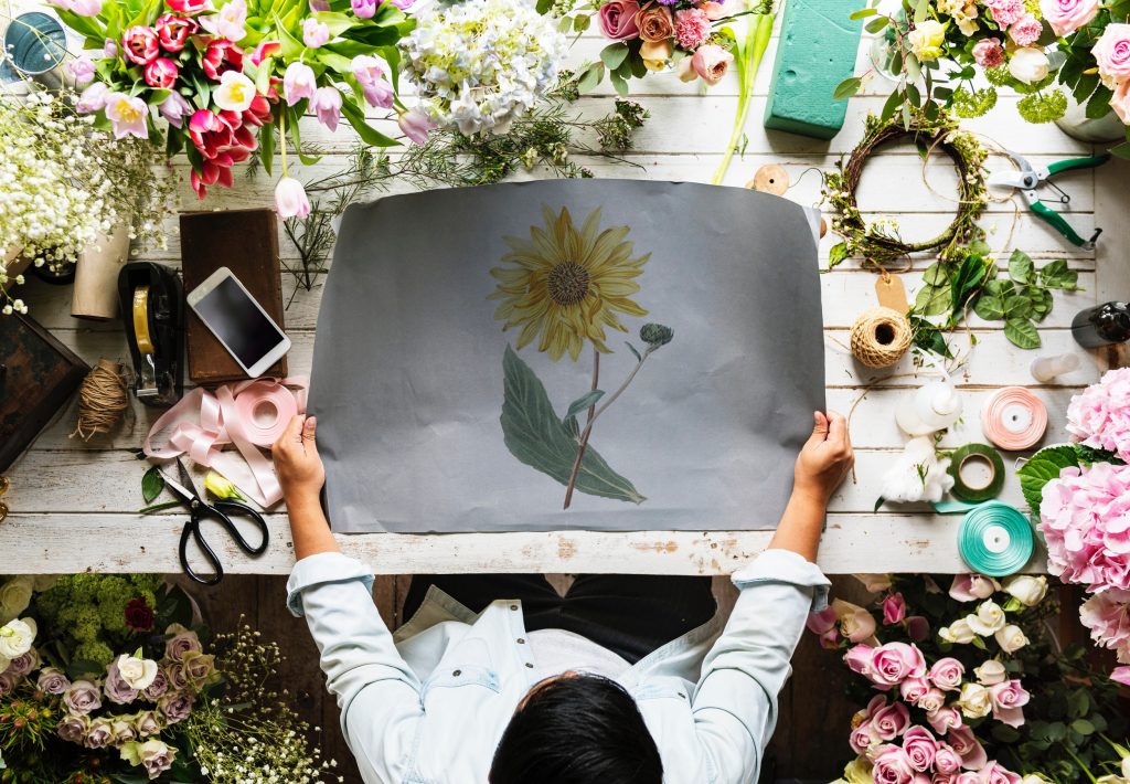 Foto van een vrouw die in de tuin aan het werk is