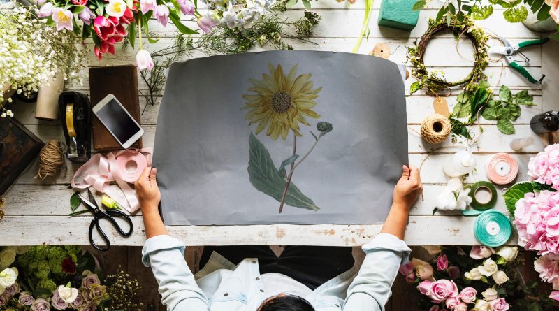Foto van een vrouw die in de tuin aan het werk is